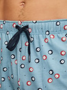 Herren-Model trägt Pyjamahose mit Seitentaschen aus 100% Baumwolle in Blau, Gemustert aus Serie RMX Sleep Holiday von CALIDA, Detail