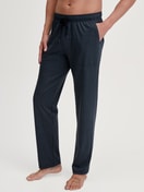 Herren-Model trägt Pyjamahose mit Seitentaschen aus 100% Baumwolle in Blau, Gemustert aus Serie RMX Sleep Weekend von CALIDA, Vorderansicht