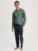 Herren-Model trägt Pyjamahose mit Seitentaschen aus 100% Baumwolle in Blau, Gemustert aus Serie RMX Sleep Weekend von CALIDA, Outfit