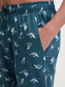 Herren-Model trägt Pyjamahose mit Seitentaschen aus 100% Baumwolle in Grün, Gemustert aus Serie RMX Sleep Weekend von CALIDA, Detail