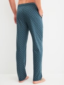 Herren-Model trägt Pyjamahose mit Seitentaschen aus 100% Baumwolle in Türkis, Gemustert aus Serie RMX Sleep Leisure von CALIDA, Rückansicht