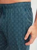 Herren-Model trägt Pyjamahose mit Seitentaschen aus 100% Baumwolle in Türkis, Gemustert aus Serie RMX Sleep Leisure von CALIDA, Detail