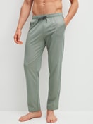Le mannequin Homme porte le/la Bas de pyjama avec poches en 100% coton de couleur Vert, Unicolore, de la série RMX Sleep Leisure de CALIDA, Vue de face