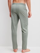 Le mannequin Homme porte le/la Bas de pyjama avec poches en 100% coton de couleur Vert, Unicolore, de la série RMX Sleep Leisure de CALIDA, Vue arrière