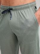 Le mannequin Homme porte le/la Bas de pyjama avec poches en 100% coton de couleur Vert, Unicolore, de la série RMX Sleep Leisure de CALIDA, Détail