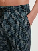 Herren-Model trägt Pyjamahose mit Seitentaschen aus 100% Baumwolle in Schwarz, Gemustert aus Serie RMX Sleep Leisure von CALIDA, Detail