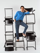 Herren-Model trägt Pyjamahose mit Seitentaschen aus 100% Baumwolle in Schwarz, Gemustert aus Serie RMX Sleep Leisure von CALIDA, Zusatzbild