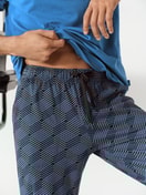 Herren-Model trägt Pyjamahose mit Seitentaschen aus 100% Baumwolle in Schwarz, Gemustert aus Serie RMX Sleep Leisure von CALIDA, Zusatzbild
