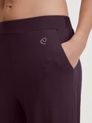 Damen-Model trägt Pyjamahose aus Modal in Braun, Einfarbig aus Serie DSW Balancing von CALIDA, Detail