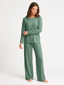 Damen-Model trägt Pyjamahose aus Modal in Grün, Einfarbig aus Serie DSW Balancing von CALIDA, Outfit