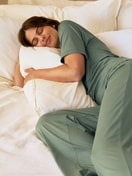 Damen-Model trägt Pyjamahose aus Modal in Grün, Einfarbig aus Serie DSW Balancing von CALIDA, Zusatzbild