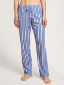 Damen-Model trägt Pants aus 100% Baumwolle in Blau, Einfarbig aus Serie Special von CALIDA, Vorderansicht