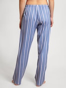 Damen-Model trägt Pants aus 100% Baumwolle in Blau, Einfarbig aus Serie Special von CALIDA, Rückansicht