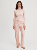 Damen-Model trägt Flanellhose mit Seitentaschen aus 100% Baumwolle in Beige, Einfarbig aus Serie Favourites Universe von CALIDA, Outfit