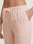 Damen-Model trägt Flanellhose mit Seitentaschen aus 100% Baumwolle in Beige, Einfarbig aus Serie Favourites Universe von CALIDA, Vorderansicht