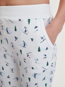 Damen-Model trägt Pyjamahose mit Bündchen aus 100% Baumwolle in Weiß, Gemustert aus Serie Ski Resort von CALIDA, Detail