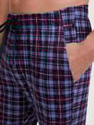 Herren-Model trägt Pyjamahose mit Seitentaschen aus 100% Baumwolle in Blau, Gemustert aus Serie Family & Friends von CALIDA, Detail