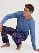 Herren-Model trägt Pyjamahose mit Seitentaschen aus 100% Baumwolle in Blau, Gemustert aus Serie Family & Friends von CALIDA, Zusatzbild