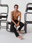 Herren-Model trägt Pyjamahose mit Seitentaschen aus 100% Baumwolle in Schwarz, Einfarbig aus Serie RMX Sleep Leisure von CALIDA, Zusatzbild