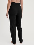 Damen-Model trägt Strickhose aus Merinowolle aus Wolle in Schwarz, Einfarbig aus Serie The Cosy Collection von CALIDA, Rückansicht