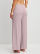 Damen-Model trägt Loungehose aus TENCEL™ Modal aus Modal in Violett, Einfarbig aus Serie Feminine Lounge von CALIDA, Rückansicht