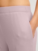 Damen-Model trägt Loungehose aus TENCEL™ Modal aus Modal in Violett, Einfarbig aus Serie Feminine Lounge von CALIDA, Detail