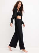 Damen-Model trägt Loungehose aus TENCEL™ Modal aus Modal in Schwarz, Einfarbig aus Serie Feminine Lounge von CALIDA, Zusatzbild