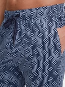 Herren-Model trägt Pyjamahose mit Seitentaschen aus Baumwolle in Blau, Gemustert aus Serie RMX Sleep Free von CALIDA, Detail