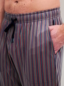Herren-Model trägt Pyjamahose mit Seitentaschen aus Baumwolle in Braun, Gestreift aus Serie RMX Sleep Superlight von CALIDA, Detail