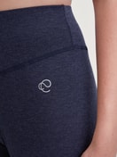 Damen-Model trägt Pyjamahose mit Bündchen aus Lyocell in Blau, Einfarbig aus Serie DSW Warming von CALIDA, Detail