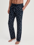 Le mannequin Homme porte le/la Bas de pyjama avec poches en 100% coton de couleur Bleu, À motifs, de la série RMX Ski Resort de CALIDA, Vue de face