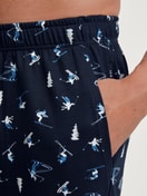 Le mannequin Homme porte le/la Bas de pyjama avec poches en 100% coton de couleur Bleu, À motifs, de la série RMX Ski Resort de CALIDA, Détail
