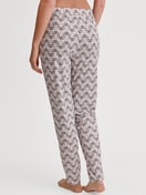 Damen-Model trägt Loungehose mit Seitentaschen aus Modal in Rosa, Gemustert aus Serie Favourites Seduction von CALIDA, Rückansicht