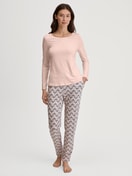 Damen-Model trägt Loungehose mit Seitentaschen aus Modal in Rosa, Gemustert aus Serie Favourites Seduction von CALIDA, Outfit