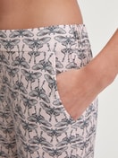 Damen-Model trägt Loungehose mit Seitentaschen aus Modal in Rosa, Gemustert aus Serie Favourites Seduction von CALIDA, Detail