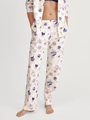 Damen-Model trägt Pyjamahose mit Seitentaschen aus 100% Baumwolle in Beige, Gemustert aus Serie Favourites Universe von CALIDA, Vorderansicht