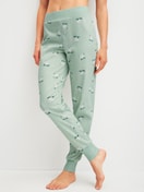 Damen-Model trägt Pyjamahose mit Bündchen aus 100% Baumwolle in Grün, Motiv aus Serie Favourites Cats von CALIDA, Vorderansicht