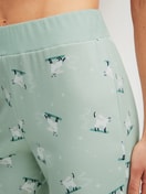 Damen-Model trägt Pyjamahose mit Bündchen aus 100% Baumwolle in Grün, Motiv aus Serie Favourites Cats von CALIDA, Detail
