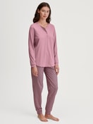 Le mannequin Femme porte le/la Bas de pyjama avec poignets en 100% coton de couleur Rose, Floral, de la série Favourites Botanic de CALIDA, Tenue