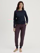 Damen-Model trägt Pyjamahose mit Bündchen und Seitentaschen aus 100% Baumwolle in Blau, Gemustert aus Serie Favourites Holidays von CALIDA, Outfit