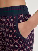 Damen-Model trägt Pyjamahose mit Bündchen und Seitentaschen aus 100% Baumwolle in Blau, Gemustert aus Serie Favourites Holidays von CALIDA, Detail