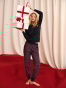 Damen-Model trägt Pyjamahose mit Bündchen und Seitentaschen aus 100% Baumwolle in Blau, Gemustert aus Serie Favourites Holidays von CALIDA, Zusatzbild