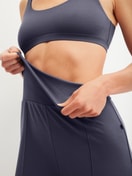 Damen-Model trägt Pyjamahose aus Modal in Blau, Einfarbig aus Serie Natural Loungewear von CALIDA, Detail