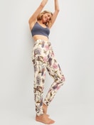 La modella / Il modello Donna indossa Pantaloni pigiama con polsini in 100% cotone di colore Beige, Floreale, della serie Favourites Arts di CALIDA, Vista frontale