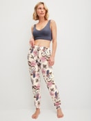 La modella / Il modello Donna indossa Pantaloni pigiama con polsini in 100% cotone di colore Beige, Floreale, della serie Favourites Arts di CALIDA, Abbigliamento