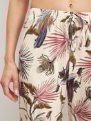La modella / Il modello Donna indossa Pantaloni pigiama con polsini in 100% cotone di colore Beige, Floreale, della serie Favourites Arts di CALIDA, Dettaglio