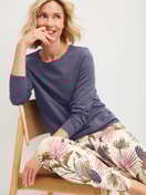 La modella / Il modello Donna indossa Pantaloni pigiama con polsini in 100% cotone di colore Beige, Floreale, della serie Favourites Arts di CALIDA, Immagine aggiuntiva