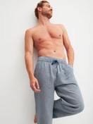 Le mannequin Homme porte le/la Pantalon de pyjama en 100% coton de couleur Gris, Unicolore, de la série RMX Sleep Journey de CALIDA, Image supplémentaire