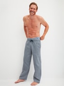 Le mannequin Homme porte le/la Pantalon de pyjama en 100% coton de couleur Gris, Unicolore, de la série RMX Sleep Journey de CALIDA, Image supplémentaire