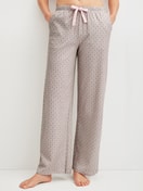 La modella / Il modello Donna indossa Pantaloni pigiama in 100% cotone di colore Verde, Modello, della serie Favourites Arts di CALIDA, Vista frontale